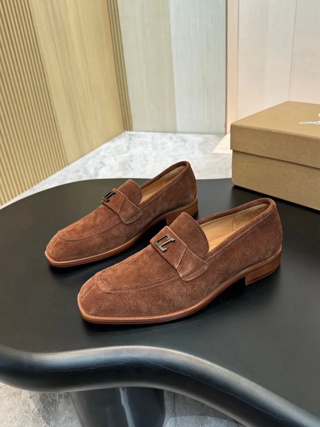 💰960 Christia*.Loubouti*🆑High-end men’s business formal leather shoes｜Classic red-soled shoes｜Original imported first-layer cowhide｜Iconic rivet decoration｜Water-dyed cowhide lining｜Italian imported red cowhide outsole｜High-end luxury｜Perfect interpretation of fashion, sunshine, style, suitable for various occasions Size: 39-44 (customized at 38.45.46)✅